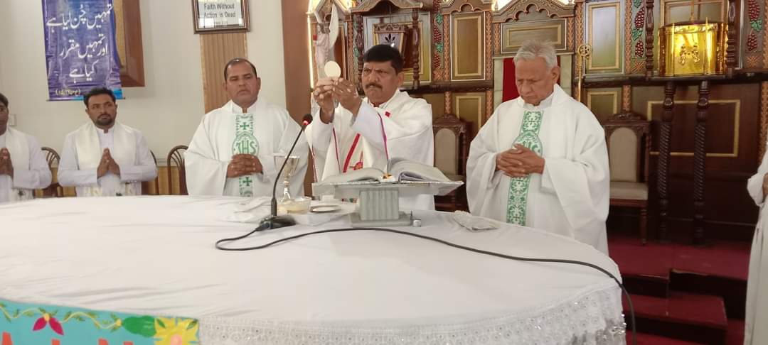On this occasion, His Excellency Bishop Dr. Indrias Rahmat, Fr. Khalid Rashid Asi, Fr. Zafar, Fr. Yaqoob Yousuf and other believers expressed paid tribute to the services of the two priests.